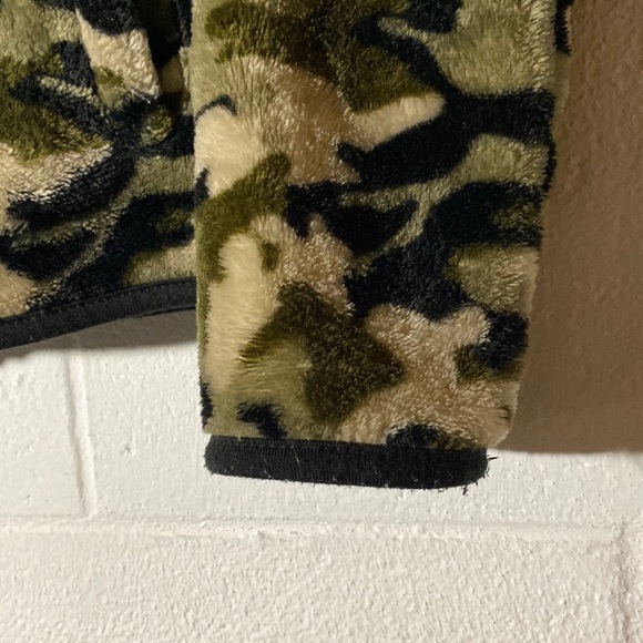 NWOT Fuzzy Wool Green Camo Hoodie - Picture 6 of 10